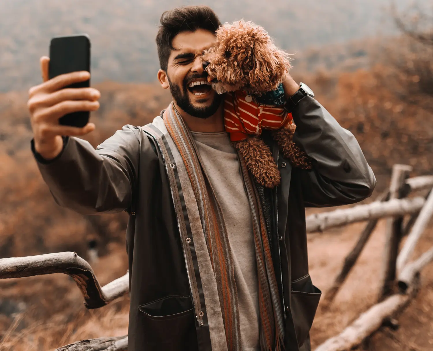 Pudel Fotos und Bilder. Dieser Pudelbesitzer hat großen Spaß ein Selfie mit seinem Pudel zu machen.